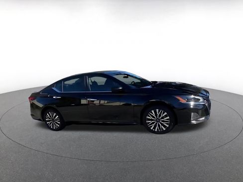Used 2025 Nissan Altima 2.5 SV image 2
