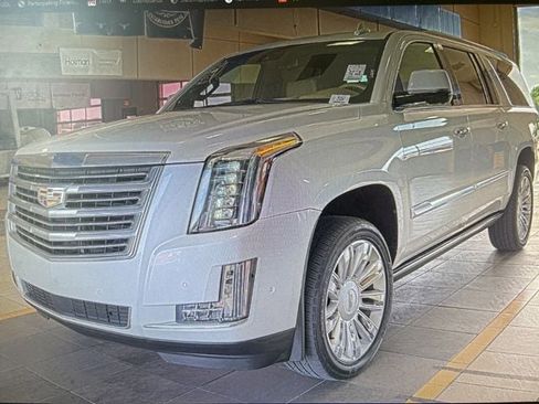 Used 2019 Cadillac Escalade ESV Platinum RWD image 2