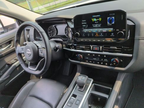 Used 2025 Nissan Pathfinder SL AWD/4WD image 37