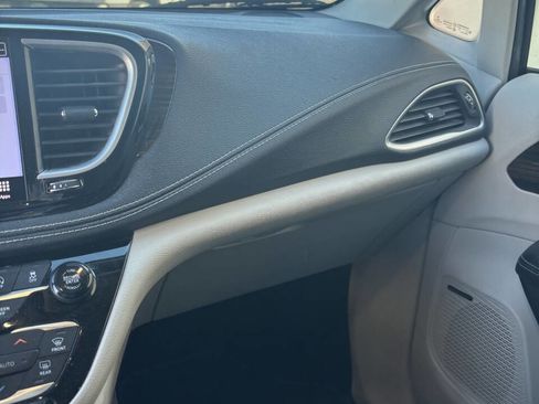 Used 2022 Chrysler Pacifica Limited image 12