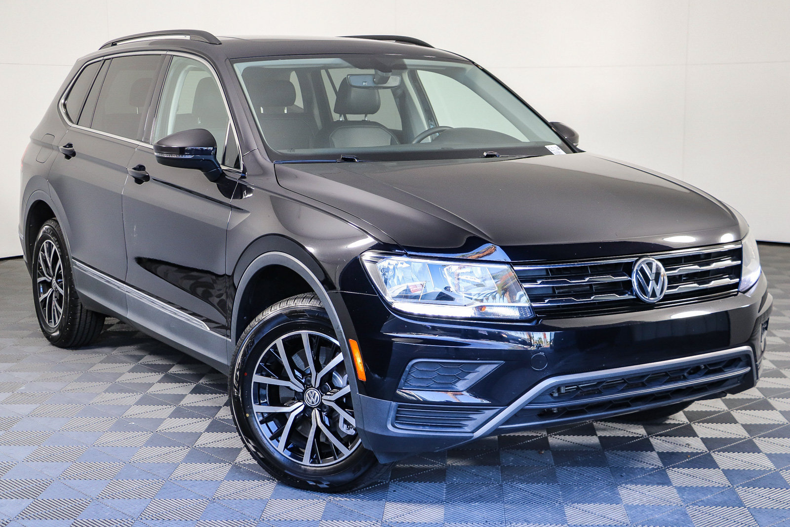 Used 2021 Volkswagen Tiguan SE w/ Panoramic Sunroof Package FWD image 1