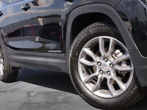 Used 2024 GMC Terrain SLT image 3