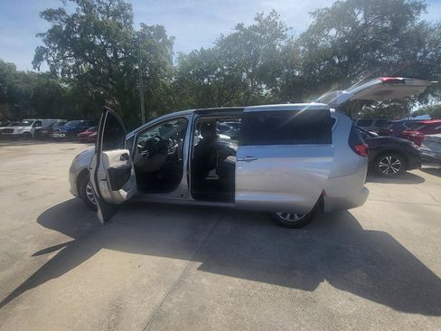 Used 2017 Chrysler Pacifica Touring w/ Tire & Wheel Group FWD image 91