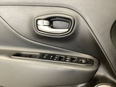 Used 2023 Jeep Renegade Limited image 15