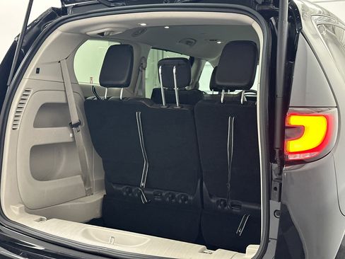 Used 2024 Chrysler Pacifica Touring-L image 8