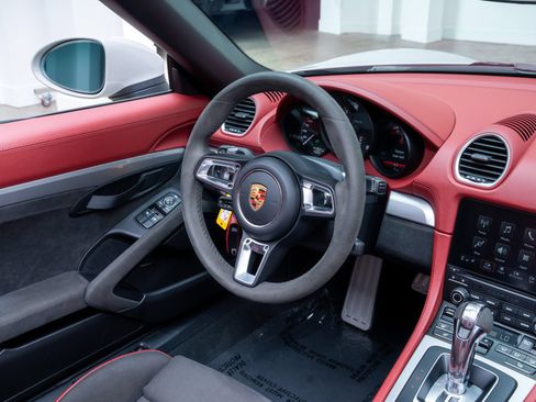 Used 2021 Porsche 718 Boxster Spyder RWD image 16