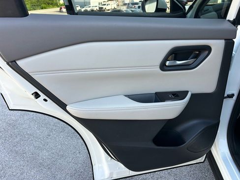 Used 2023 Nissan Rogue SL image 35