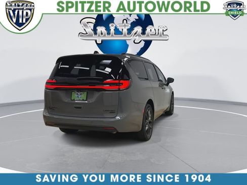 Used 2025 Chrysler Pacifica Limited AWD/4WD image 10