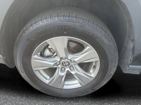 Used 2025 Toyota RAV4 XLE AWD/4WD image 9