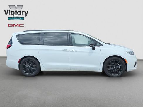 Used 2025 Chrysler Pacifica Limited FWD image 19