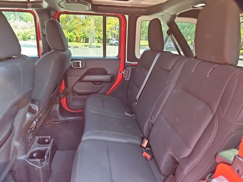 Used 2018 Jeep Wrangler Unlimited Sahara AWD/4WD image 17