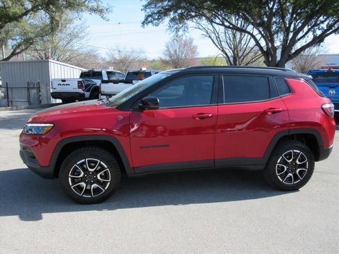 Certified 2025 Jeep Compass Trailhawk w/ Trailhawk Elite Group image 4