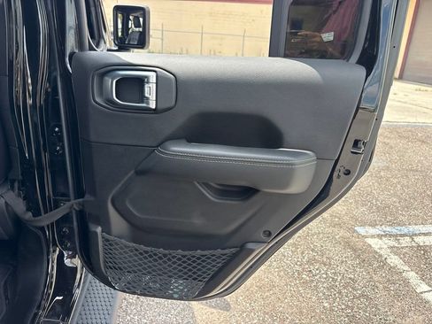 Used 2023 Jeep Wrangler Unlimited Sahara AWD/4WD image 15