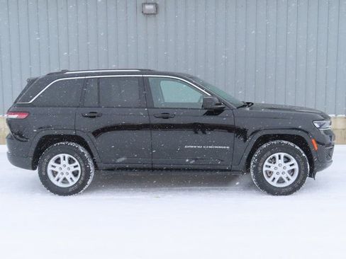 Used 2023 Jeep Grand Cherokee Laredo image 2