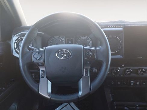 Used 2018 Toyota Tacoma TRD Off-Road w/ Technology Package AWD/4WD image 12
