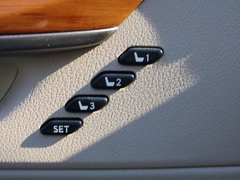 Used 2014 Lexus ES 300h w/ Luxury Package w/Bamboo Trim FWD image 27