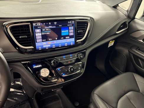 New 2027 Chrysler Pacifica Select FWD image 33