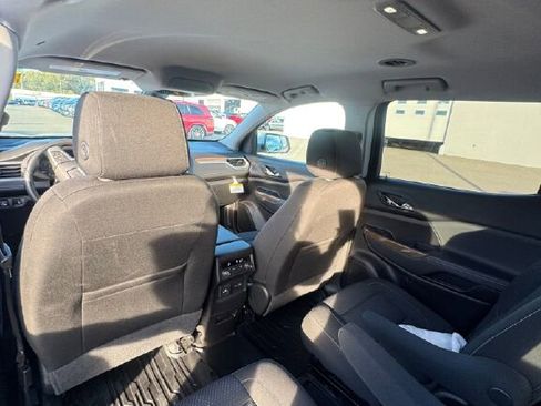 Used 2023 GMC Acadia SLE w/ Driver Convenience Package image 17