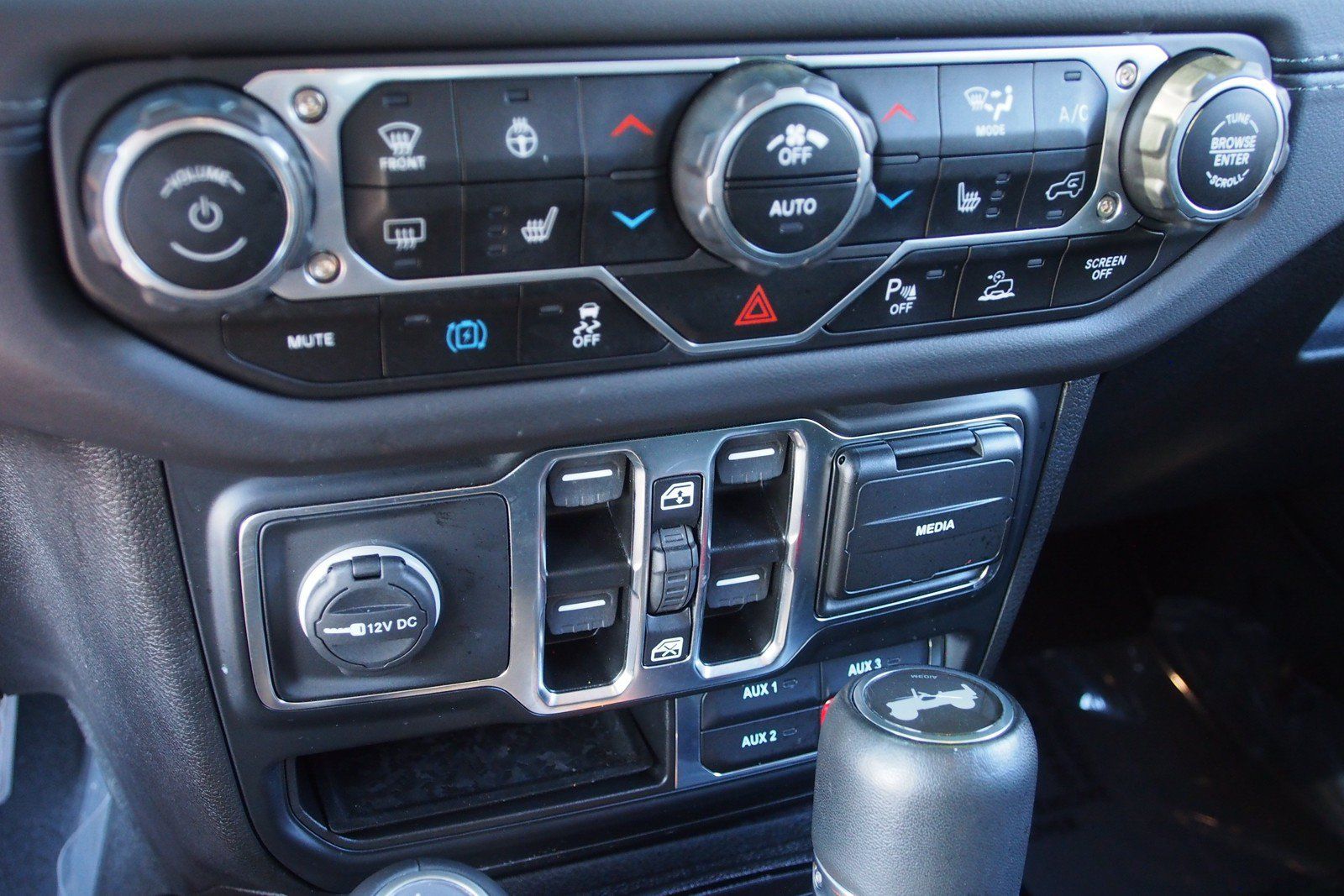 Used 2024 Jeep Wrangler Unlimited Sahara w/ Technology Group AWD/4WD image 25