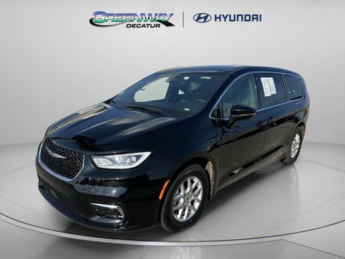 Used 2025 Chrysler Pacifica Select FWD image 4