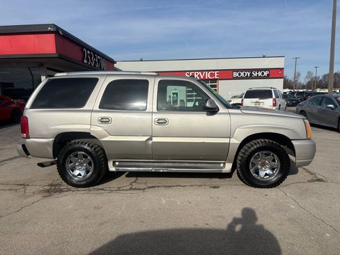 Used 2004 Cadillac Escalade AWD image 2