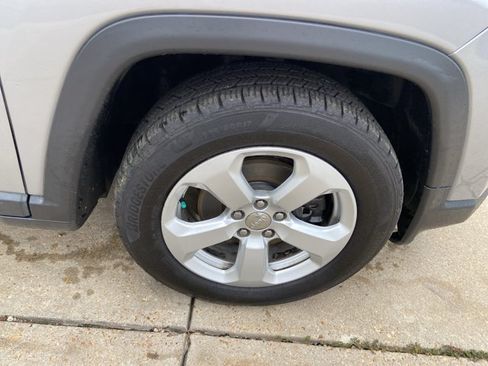 Used 2019 Jeep Compass Latitude FWD image 35