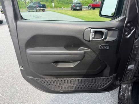 Used 2025 Jeep Wrangler Sport AWD/4WD image 11
