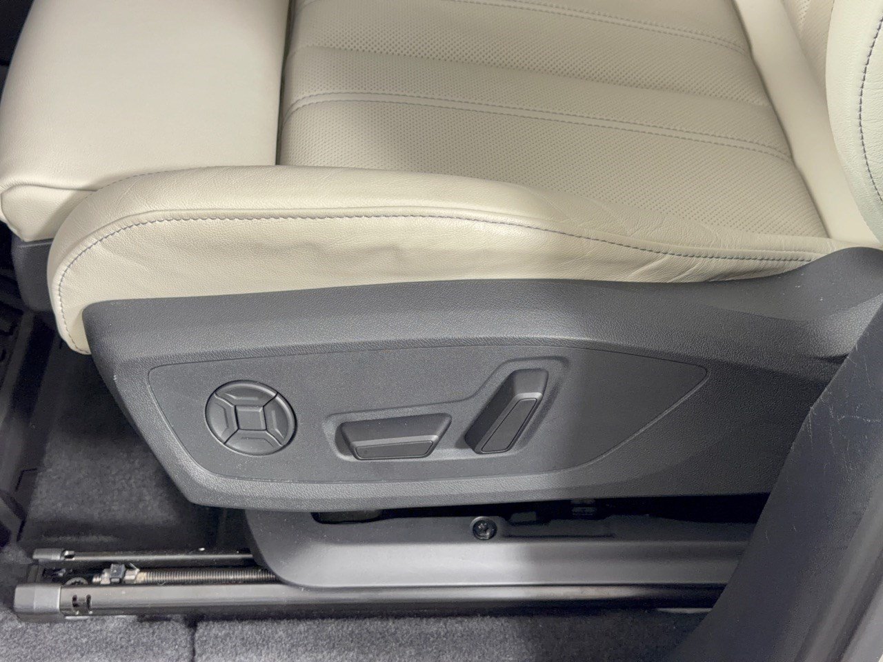 Used 2025 Audi Q6 e-tron Premium Plus w/ Premium Plus AWD/4WD image 16