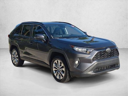 Used 2020 Toyota RAV4 XLE Premium FWD image 3