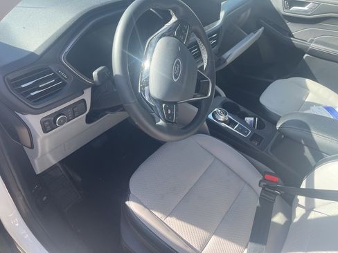 Used 2024 Ford Escape SE image 3