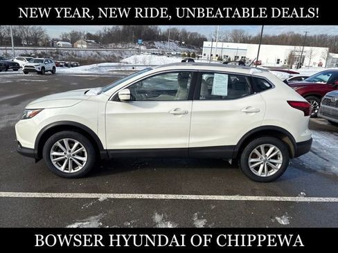 Used 2018 Nissan Rogue Sport SV image 2