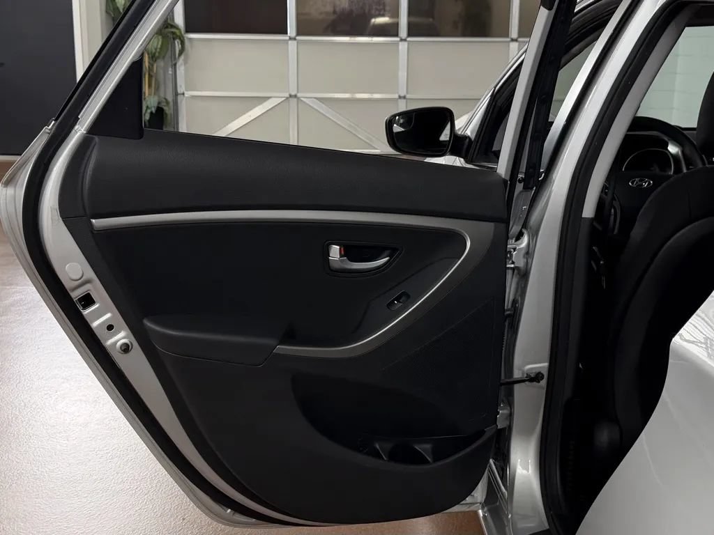 Used 2016 Hyundai Elantra GT FWD image 24