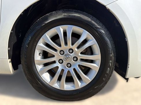 Used 2015 Toyota Sienna XLE Premium FWD image 12