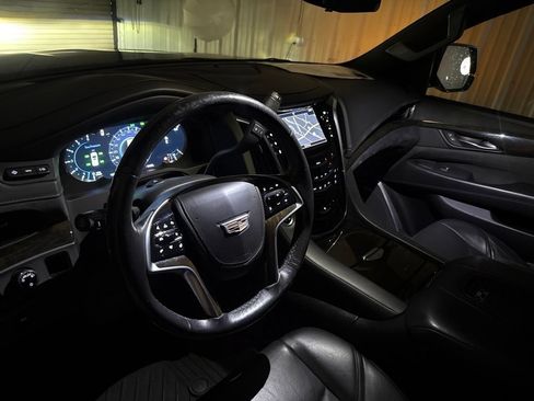 Used 2019 Cadillac Escalade ESV Platinum RWD image 39
