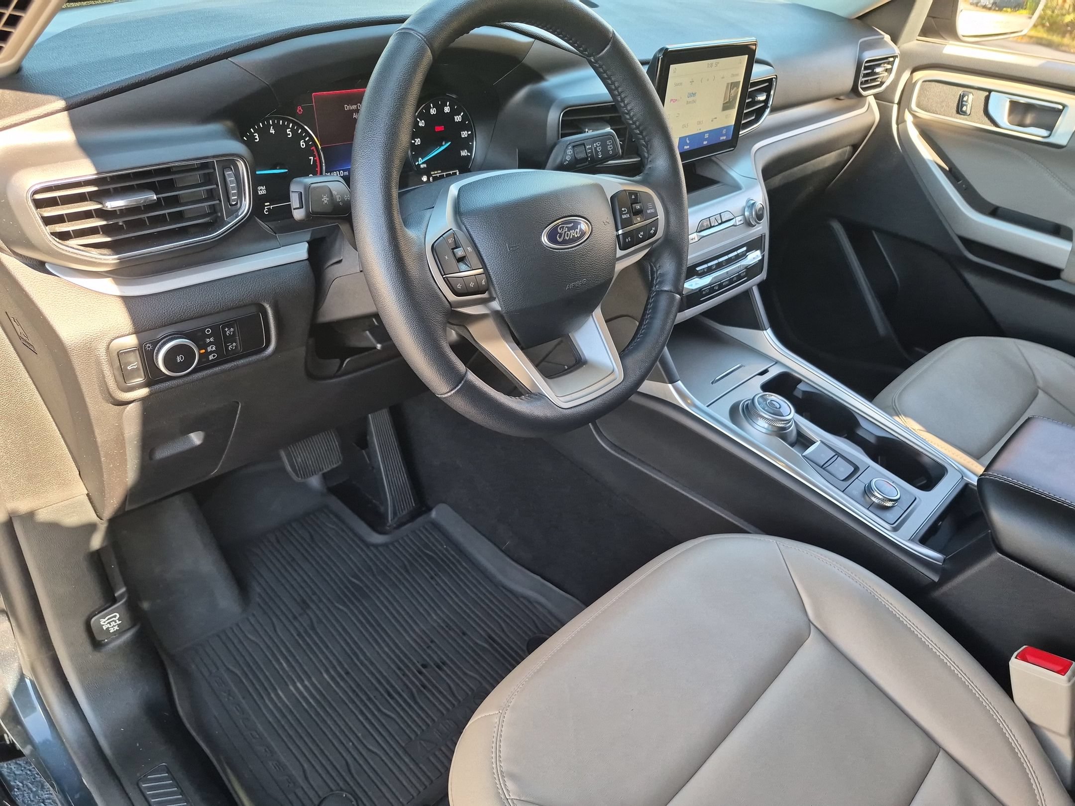 Used 2023 Ford Explorer XLT w/ Equipment Group 202A AWD/4WD image 11