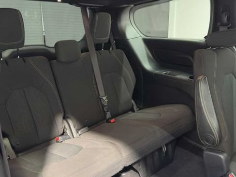 Used 2020 Chrysler Pacifica Touring w/ S Appearance Package FWD image 17