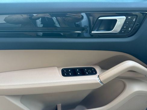 Certified 2022 Porsche Cayenne Coupe image 12