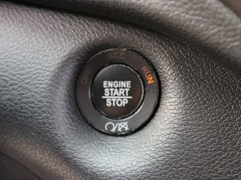 Used 2019 Jeep Cherokee Latitude Plus w/ Comfort/Convenience Group FWD image 32
