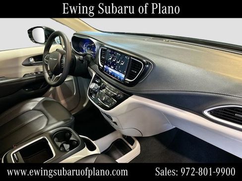Used 2024 Chrysler Pacifica Limited FWD image 30