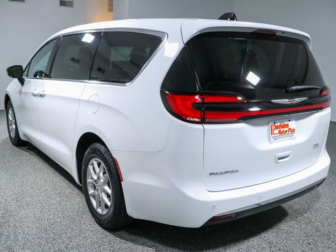 Used 2024 Chrysler Pacifica Touring-L FWD image 9