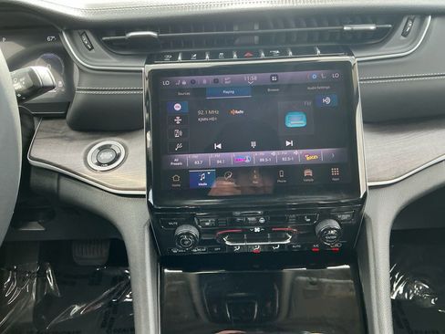 Used 2023 Jeep Grand Cherokee Limited image 22