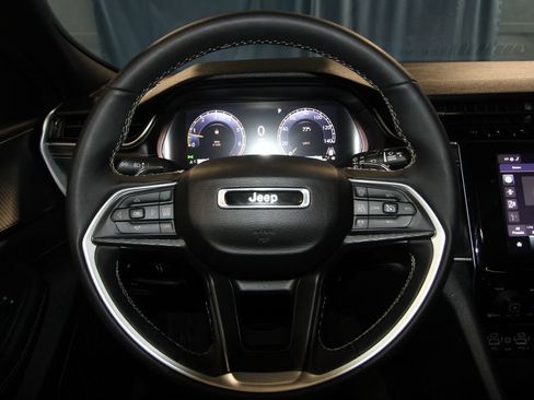 Used 2024 Jeep Grand Cherokee Altitude AWD/4WD image 11