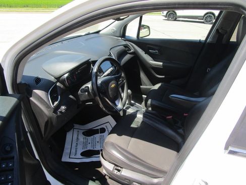 Used 2017 Chevrolet Trax LT w/ LT Convenience Package FWD image 10