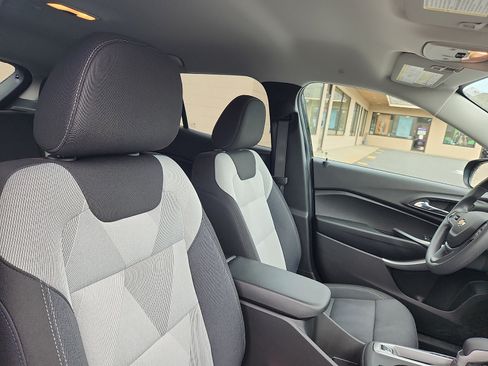 Used 2025 Chevrolet Trax LS w/ LS Convenience Package FWD image 32