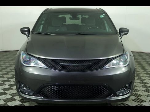 Used 2018 Chrysler Pacifica Touring Plus w/ S Appearance Package image 11