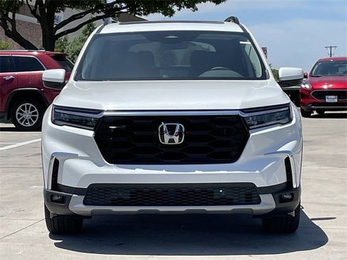 New 2025 Honda Pilot Touring image 8