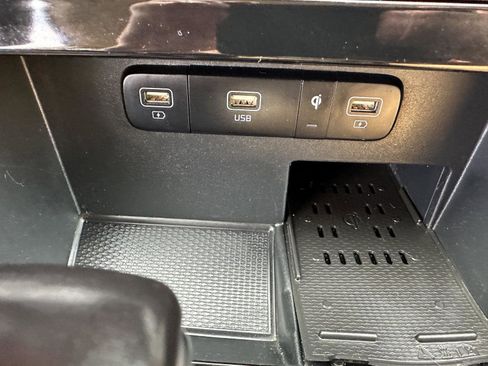 Used 2022 Kia Carnival EX image 34