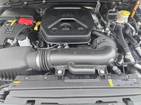 Used 2025 Jeep Wrangler Sahara image 33