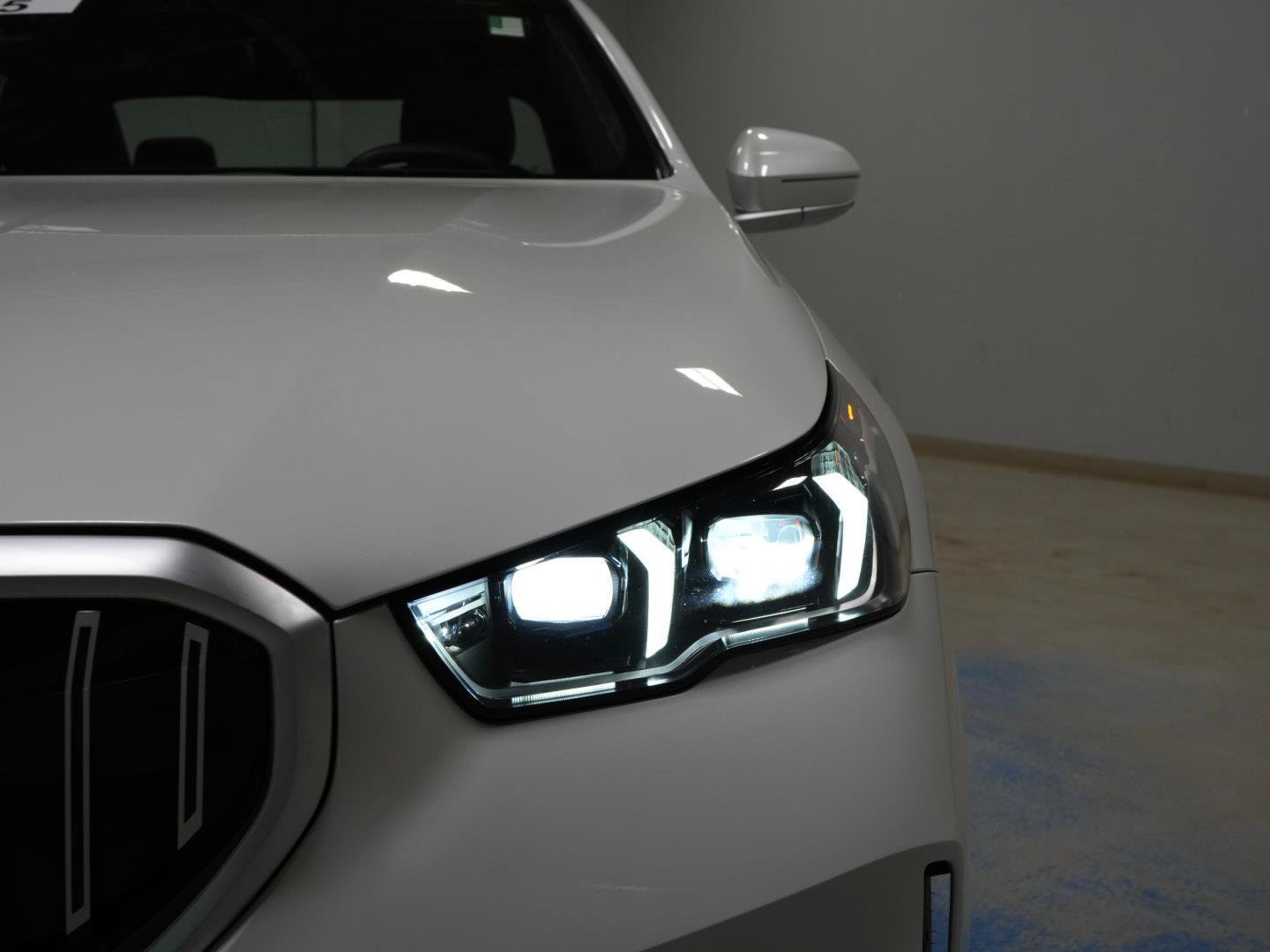 Used 2025 BMW 530i xDrive w/ Premium Package AWD/4WD image 35