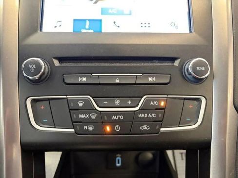 Used 2017 Ford Fusion SE w/ Fusion SE Technology Package FWD image 18